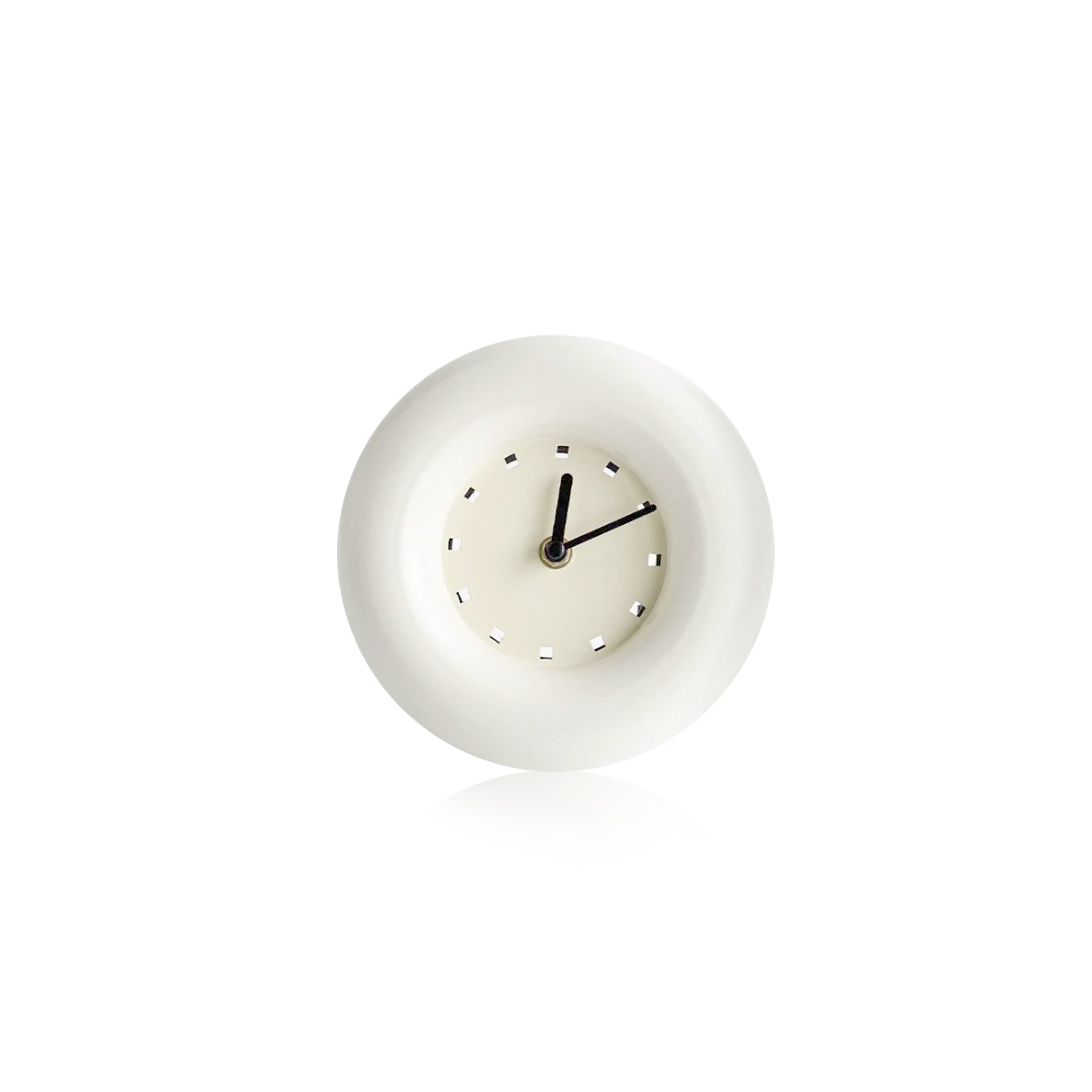 Elekta alarmklok met een strak, minimalistisch ontwerp. De klok heeft een witte, ronde behuizing met een eenvoudige wijzerplaat en zwarte wijzers. Het moderne en tijdloze design maakt de klok een stijlvolle toevoeging aan elk interieur.