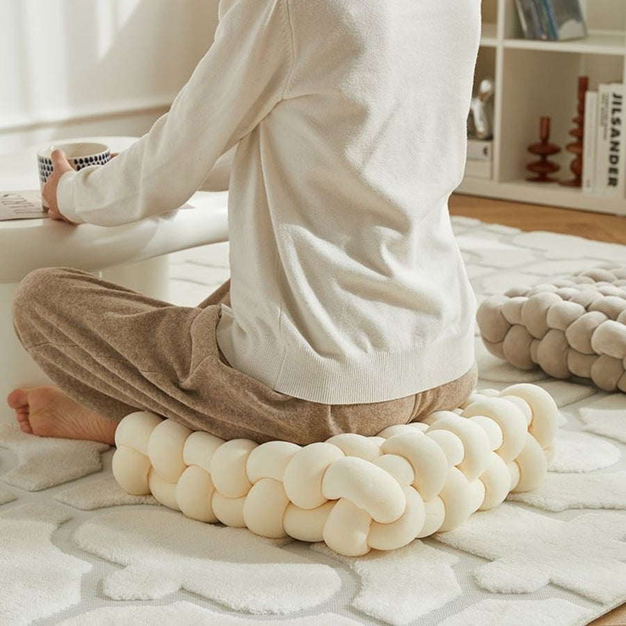 
Elyisia comfort kussen in een verfrissend design, perfect voor zithouding en ontspanning. Het zachte gevlochten ontwerp biedt ondersteuning en voegt een stijlvol accent toe aan je interieur. Ideaal voor meditatie, lezen of als decoratief element.