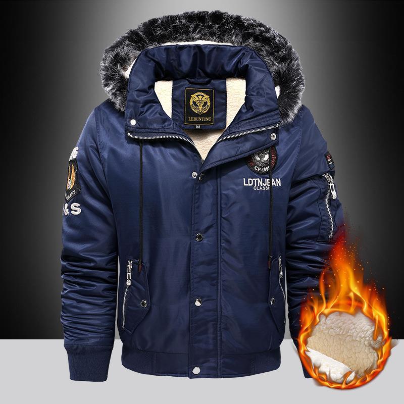 Donkerblauwe Faylin warme winterjas met een stijlvolle bontkraag, zachte voering en duurzame afwerking. Perfect voor koude winterdagen met extra warmte en comfort.