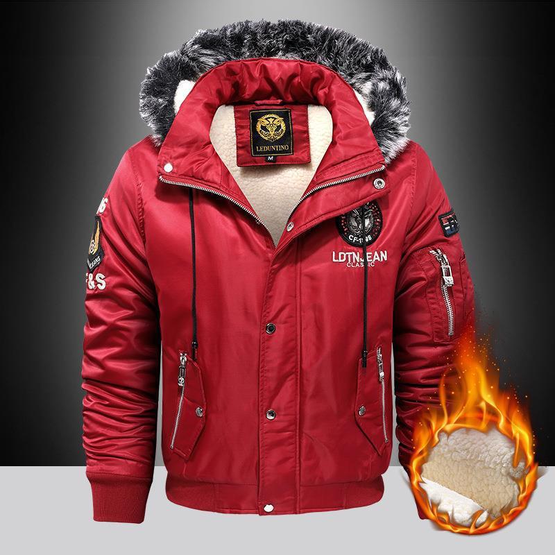 Rode Faylin warme winterjas met luxe bontkraag en dikke, zachte voering. Duurzaam ontwerp met functionele zakken en stijlvol detail, ideaal voor koude winterdagen.