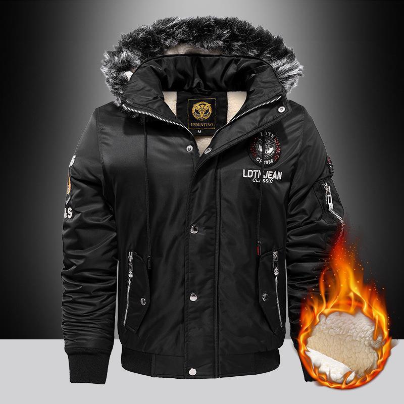 Zwarte Faylin warme winterjas met bontkraag, opvallende borduursels en duurzame voering. Een stijlvolle, isolerende jas voor koude winterdagen.