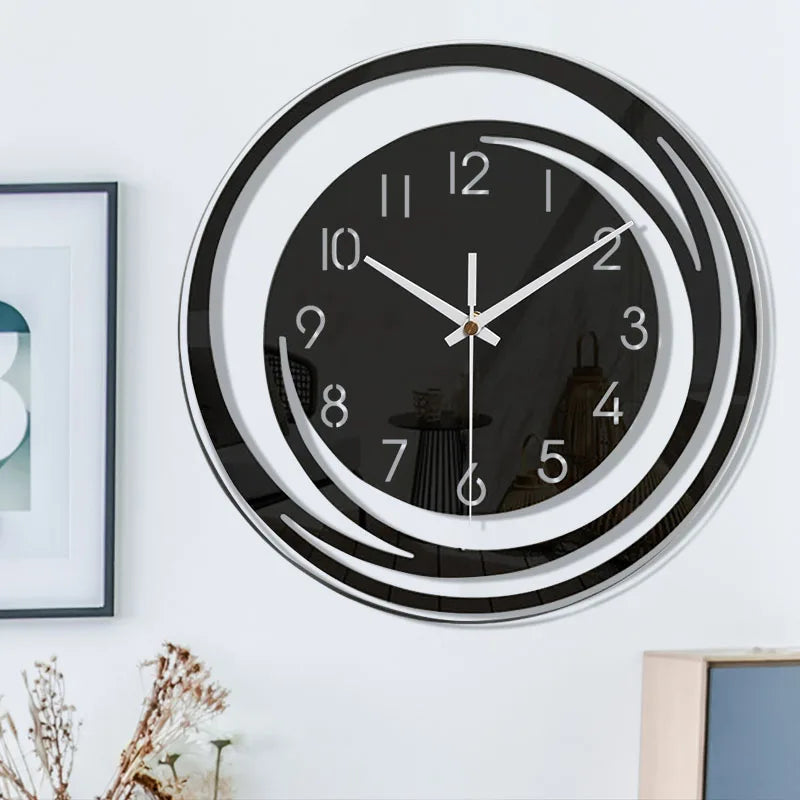 Floriva wandklok met modern design, zwarte wijzerplaat en zilveren cirkelpatroon. De klok heeft strakke witte cijfers en wijzers, ideaal voor een eigentijdse inrichting. Past perfect in woonkamers of kantoren voor een stijlvolle uitstraling.