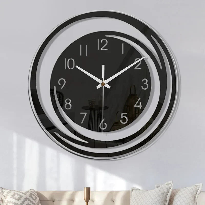 Floriva wandklok in modern design met zwarte wijzerplaat en zilveren cirkelpatroon. De klok heeft duidelijke witte cijfers en slanke wijzers voor een strakke uitstraling. Perfect voor een eigentijdse inrichting in woonkamers, kantoren of studeerkamers.