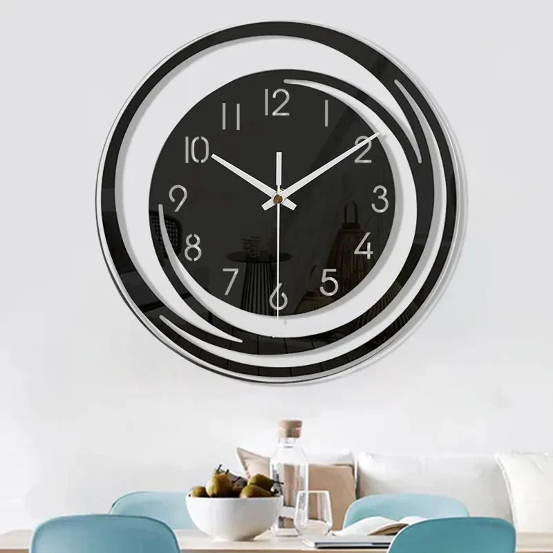  Floriva wandklok met een modern design, voorzien van een zwarte wijzerplaat met zilveren accenten en strakke wijzers. De klok heeft een uniek cirkelvormig patroon dat zorgt voor een eigentijdse uitstraling. Perfect voor een stijlvol interieur.