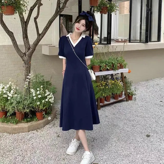 Charmantes Sommerkleid mit V-Ausschnitt und A-Linien-Silhouette