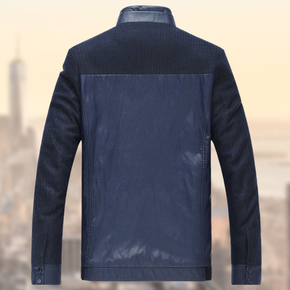 Gareth jas in donkerblauw met een combinatie van gladde en gebreide stoffen. De achterkant heeft een strak ontwerp met een comfortabele pasvorm. Ideaal voor een casual maar stijlvolle look.
