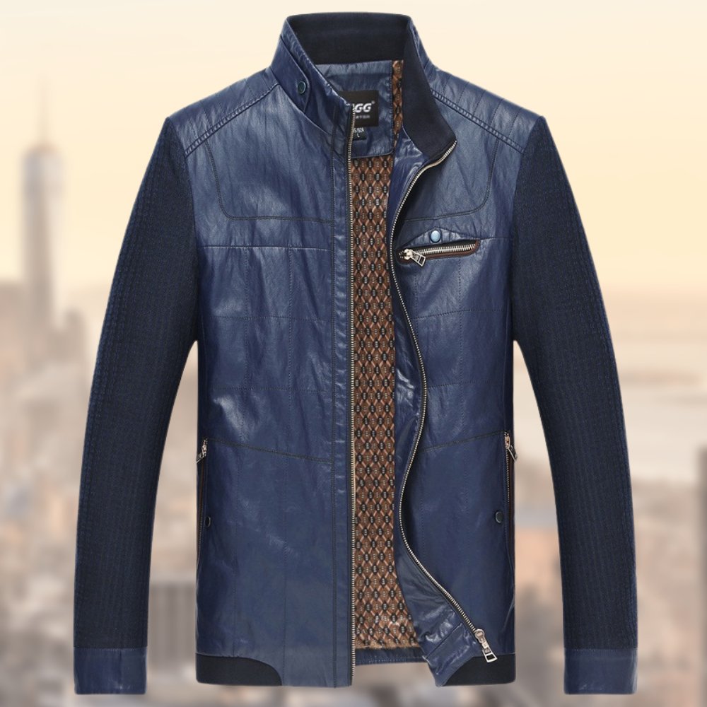 
Gareth jas in donkerblauw met een combinatie van gladde en gebreide stoffen. De voorkant heeft een stijlvolle ritssluiting en een decoratieve borstzak met ritssluiting. De jas biedt een comfortabele pasvorm en een moderne uitstraling voor dagelijks gebruik.