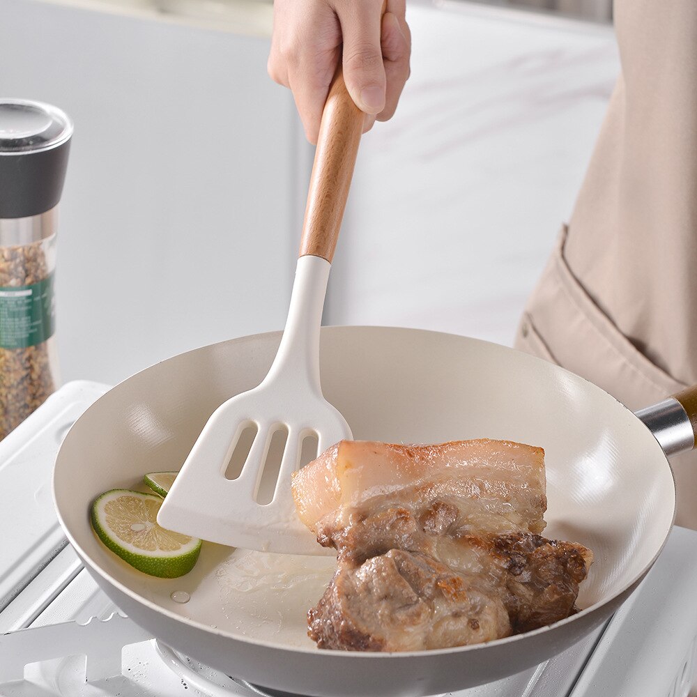 Gavernix keukenset met een elegante witte spatel met houten handvat. De spatel wordt gebruikt in een pan om vlees om te draaien. Stijlvol en praktisch keukengerei, ideaal voor dagelijks gebruik en geschikt voor verschillende kooktechnieken.