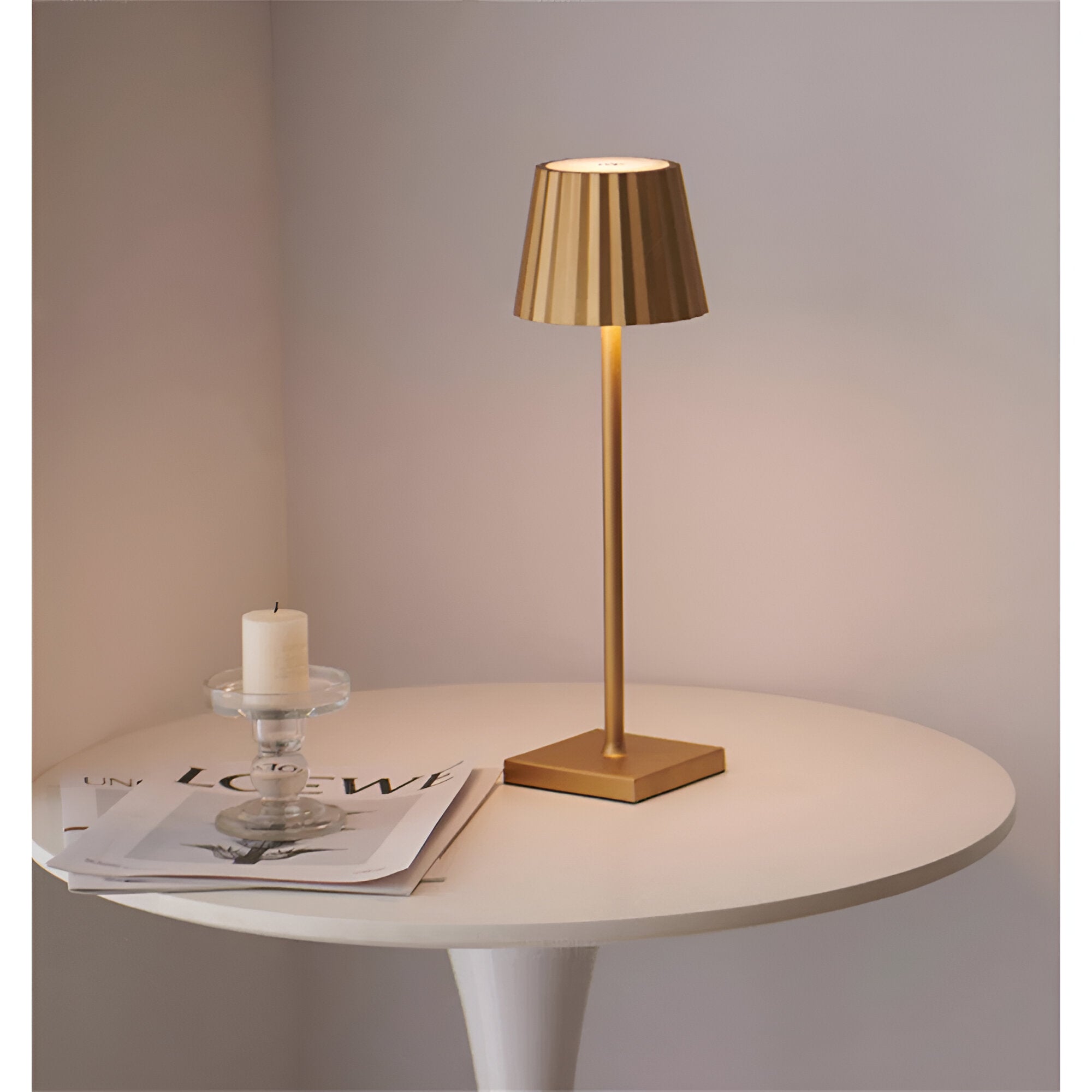 De Gellura LED-tafellamp met een elegante gouden afwerking en een plooien lampenkap creëert een moderne en sfeervolle verlichting. Het strakke ontwerp en de verstelbare hoogte maken het ideaal voor verschillende interieurstijlen, van minimalistisch tot eigentijds. Perfect voor tafels, bureaus of nachtkastjes.