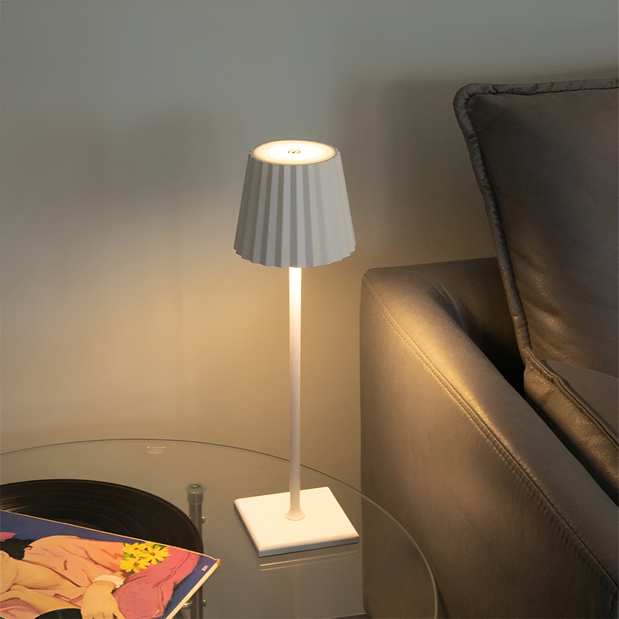 De Gellura LED-tafellamp in een strakke witte afwerking met een plooien lampenkap voegt een modern accent toe aan je interieur. Het verstelbare ontwerp biedt veelzijdigheid, ideaal voor een comfortabele leeshoek of als sfeervolle verlichting naast de bank. Perfect voor eigentijdse woonruimtes.