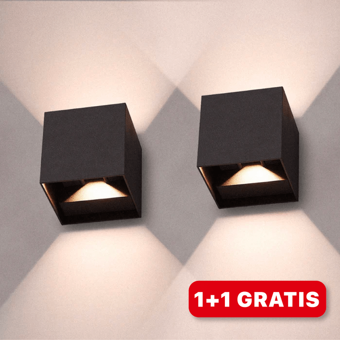 Een paar slanke en moderne LED-wandlampen in een geometrisch zwart vierkant ontwerp, die zacht, sfeervol licht uitstralen met een eigentijdse stijl. De afbeelding bevat een promotionele aanbieding: "1+1 Gratis."
