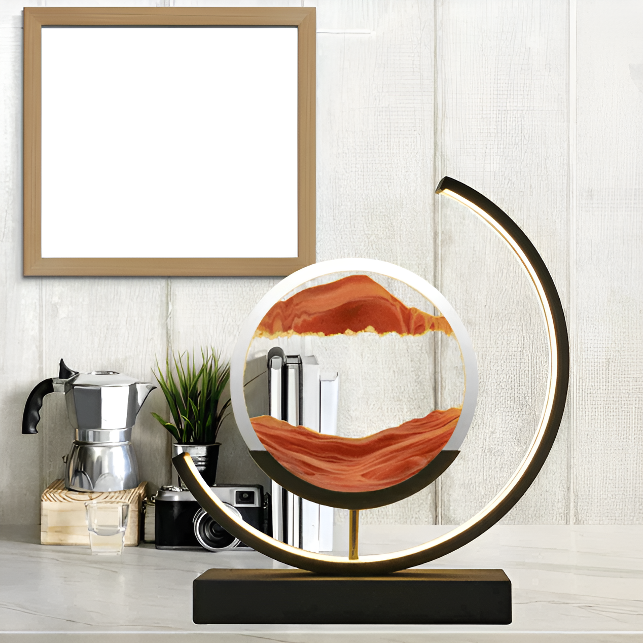 De GlareGlow Sandlamp is een stijlvolle lamp met een uniek zandpatroon dat zich voortdurend verandert, omgeven door een elegante zwart-gouden basis. De lamp creëert een rustgevende sfeer en is ideaal voor het verfraaien van elke kamer. De zachte verlichting aan de zijkanten zorgt voor een modern en sfeervol design.