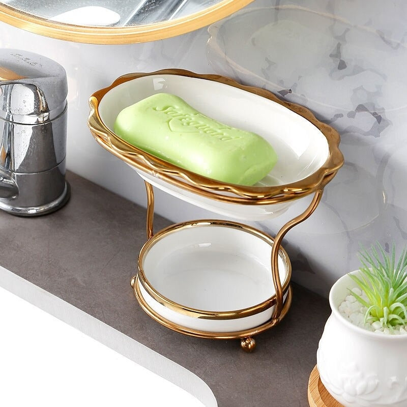 GleamEdge zeepbakje in wit met gouden accenten, op een elegante metalen standaard met twee niveaus. Perfect voor een moderne badkamer, met een stijlvol ontwerp dat water opvangt en de zeep droog houdt.