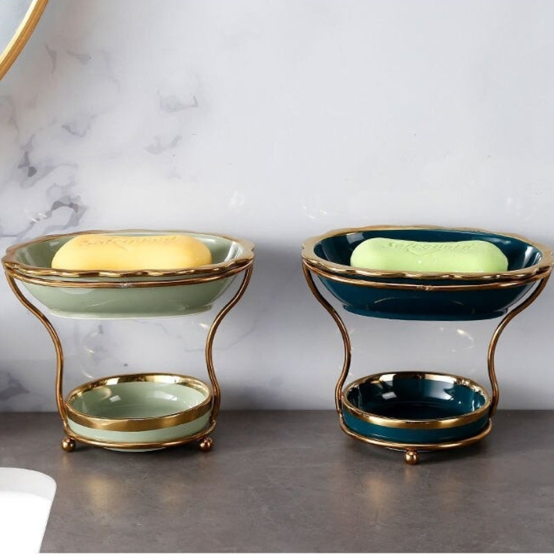 GleamEdge zeepbakjes in groen en donkerblauw met gouden accenten, gepresenteerd op elegante metalen standaards. Het moderne ontwerp biedt een stijlvolle en functionele toevoeging aan de badkamer, met een dubbele laag voor wateropvang.