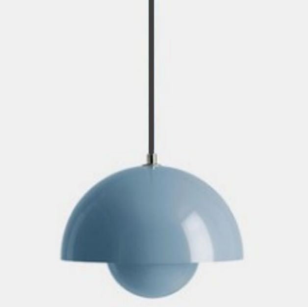 De Glimmo hanglamp in zachte blauw is de perfecte combinatie van modern design en elegante eenvoud. Het opvallende halve bolontwerp met een subtiel verlichte onderkant voegt een chique uitstraling toe aan elke ruimte. Ideaal voor een stijlvolle touch in je interieur, die zowel rustgevend als verfijnd is.