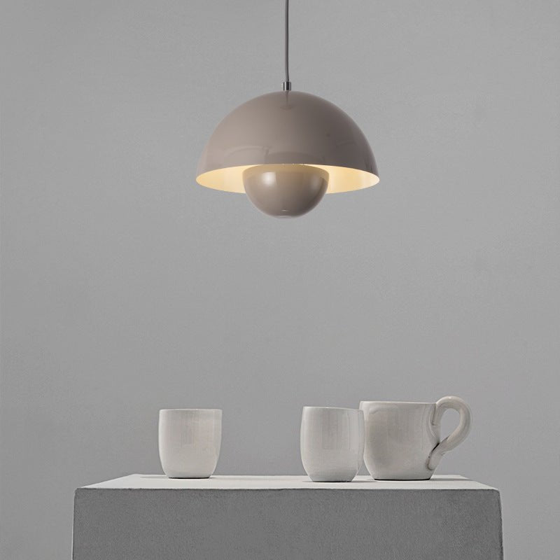 De Glimmo hanglamp in zachte grijze tint straalt luxe en verfijning uit. Het elegante ontwerp met een halfronde vorm zorgt voor een subtiele, sfeervolle verlichting, perfect voor moderne interieurs. De hanglamp voegt niet alleen functionaliteit toe, maar ook een vleugje stijl aan elke eet- of woonkamer.