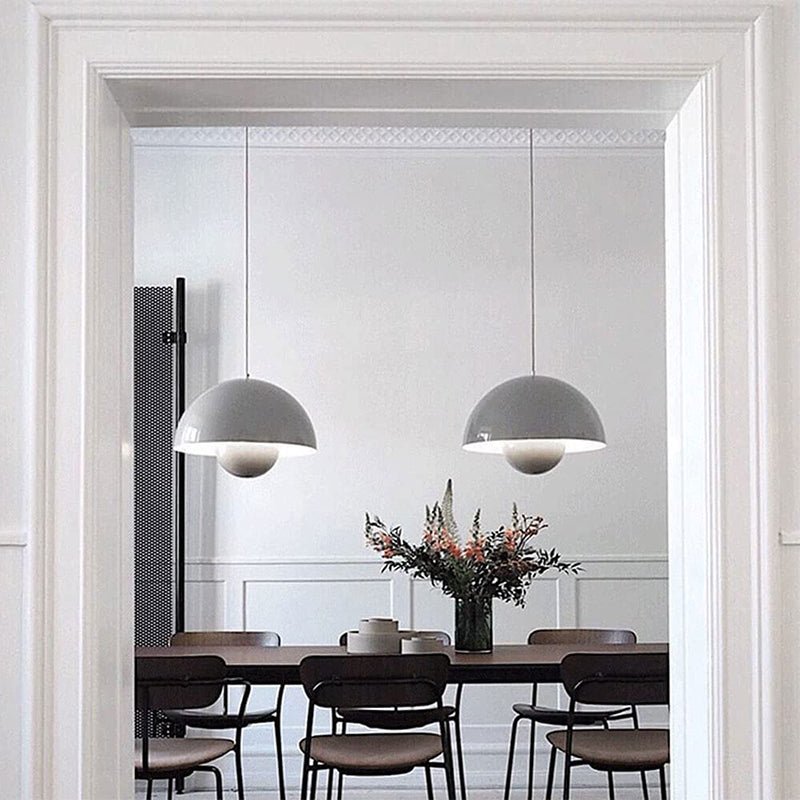 De Glimmo hanglamp in grijs voegt luxe en elegantie toe aan je interieur. Het minimalistische ontwerp met een halfronde vorm zorgt voor een warme, verfijnde sfeer in de eetkamer of woonkamer. Een perfecte keuze voor een moderne, stijlvolle uitstraling.