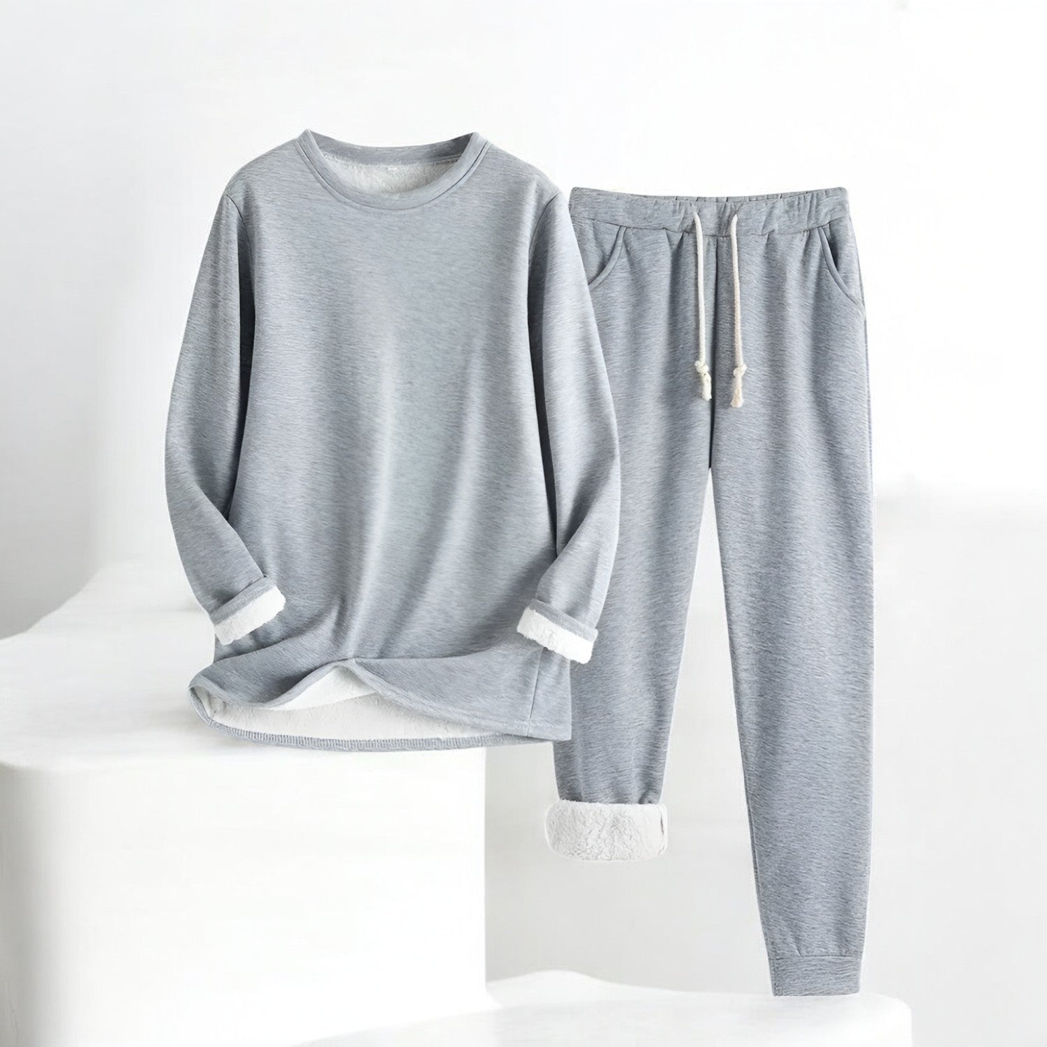 Glorista veelzijdige fleece set in lichtgrijs, bestaande uit een comfortabele lange mouwen trui en een bijpassende joggingbroek met trekkoord. De set heeft een zachte fleece voering en opgerolde mouw- en broekmanchetten, perfect voor een stijlvolle en warme look tijdens de koudere maanden.