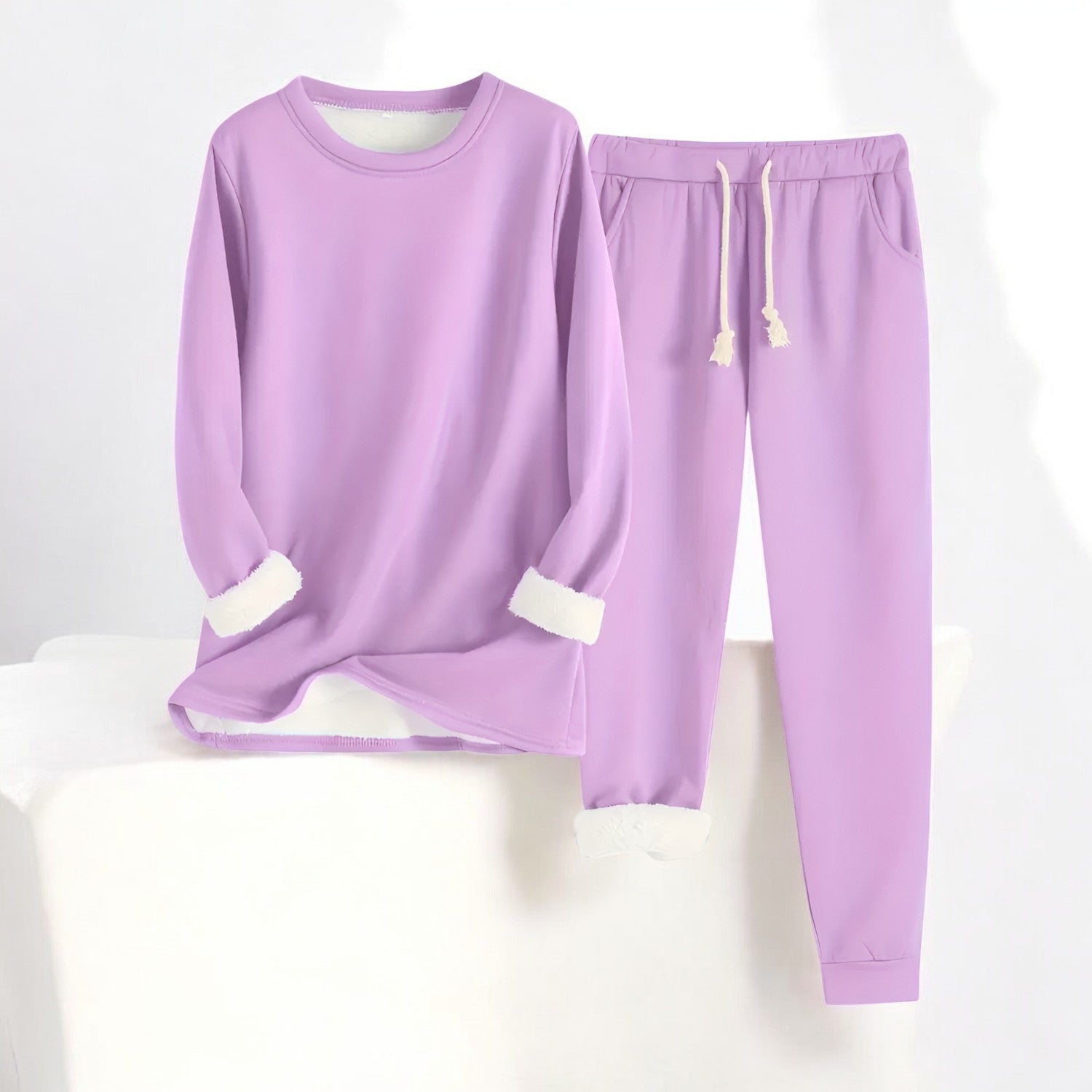  Glorista veelzijdige fleece set in bordeauxrood, bestaande uit een comfortabele lange mouwen trui en een bijpassende joggingbroek met trekkoord. De set is voorzien van een zachte fleece voering en heeft opgerolde mouw- en broekmanchetten, ideaal voor een warme en stijlvolle look in de winter.