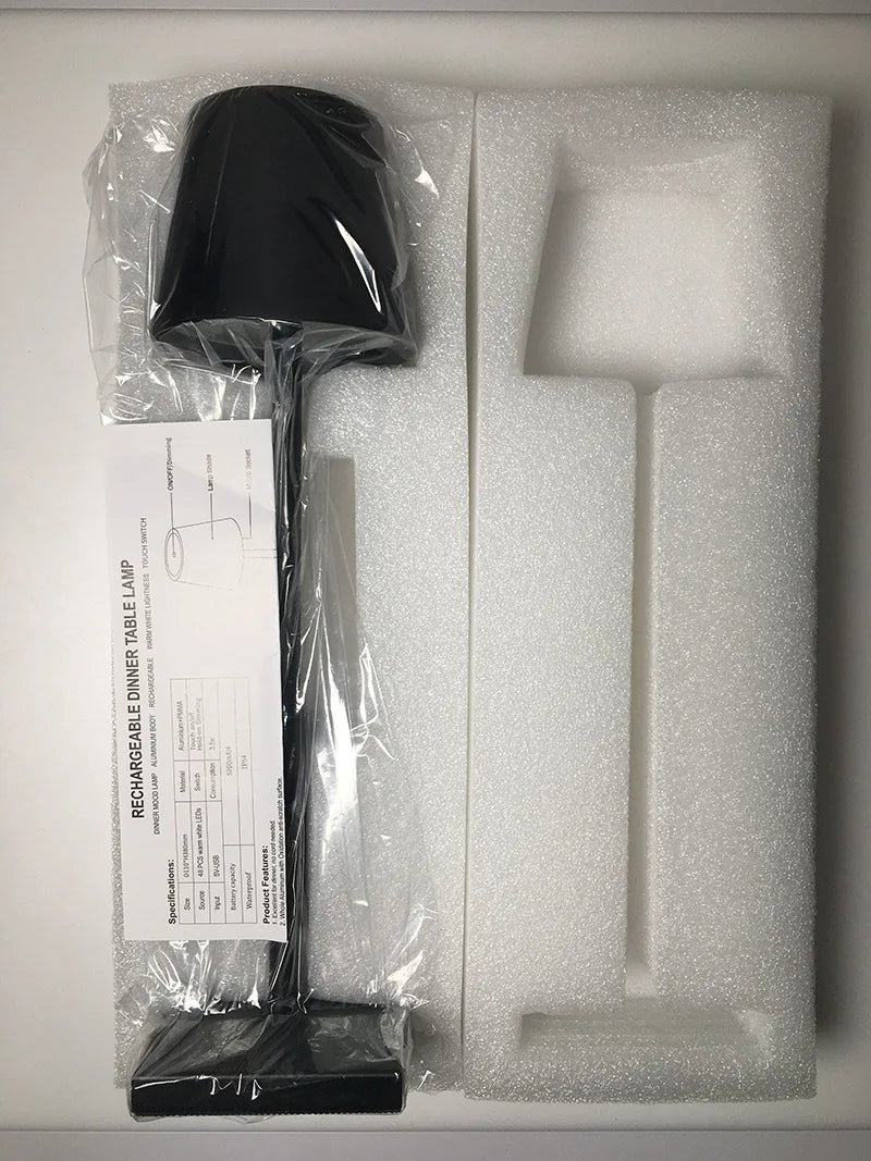 GlowEase draadloze tafellamp in verpakking, met de lamp en onderdelen veilig ingepakt in beschermend schuim, klaar voor gebruik.