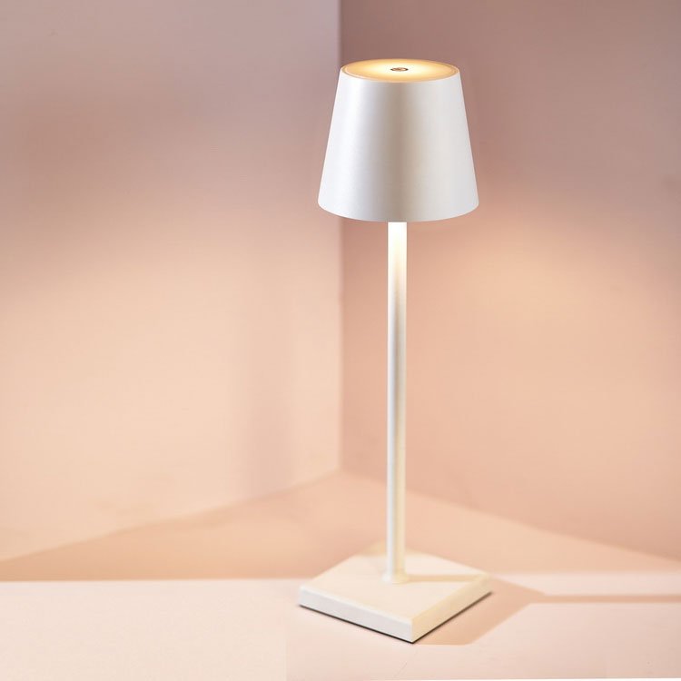 GlowEase draadloze tafellamp met een minimalistisch ontwerp en zachte verlichting, ideaal voor een moderne en stijlvolle inrichting.