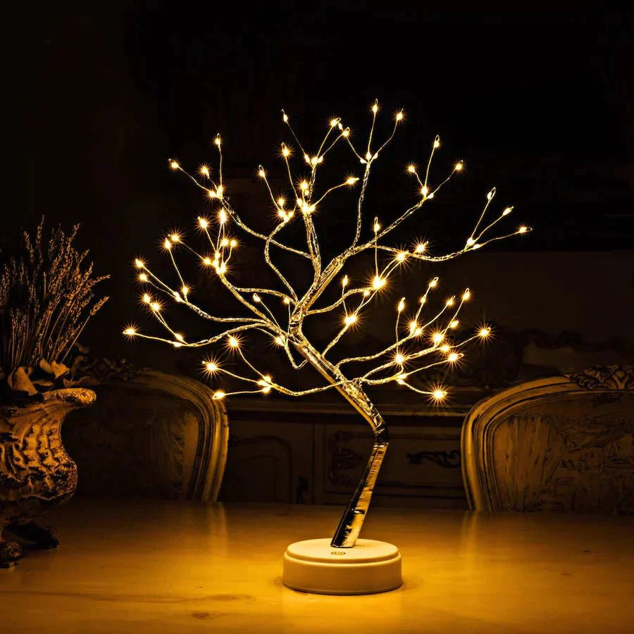 GlowSphere tafellamp in de vorm van een boom met fonkelende LED-lampjes, creëert een betoverende sfeer en krachtige verlichting voor elk interieur.