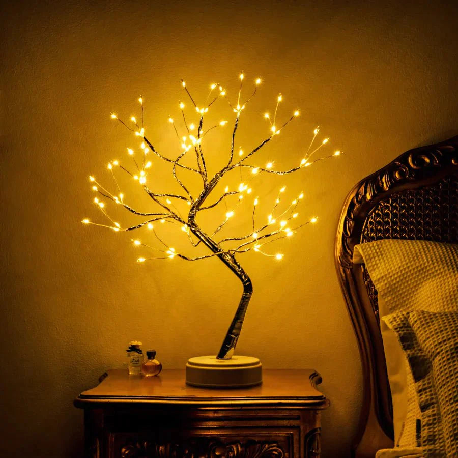 GlowSphere tafellamp in de vorm van een boom, verlicht met warme LED-lampjes die een gezellige sfeer creëren, perfect voor decoratie en krachtige verlichting.