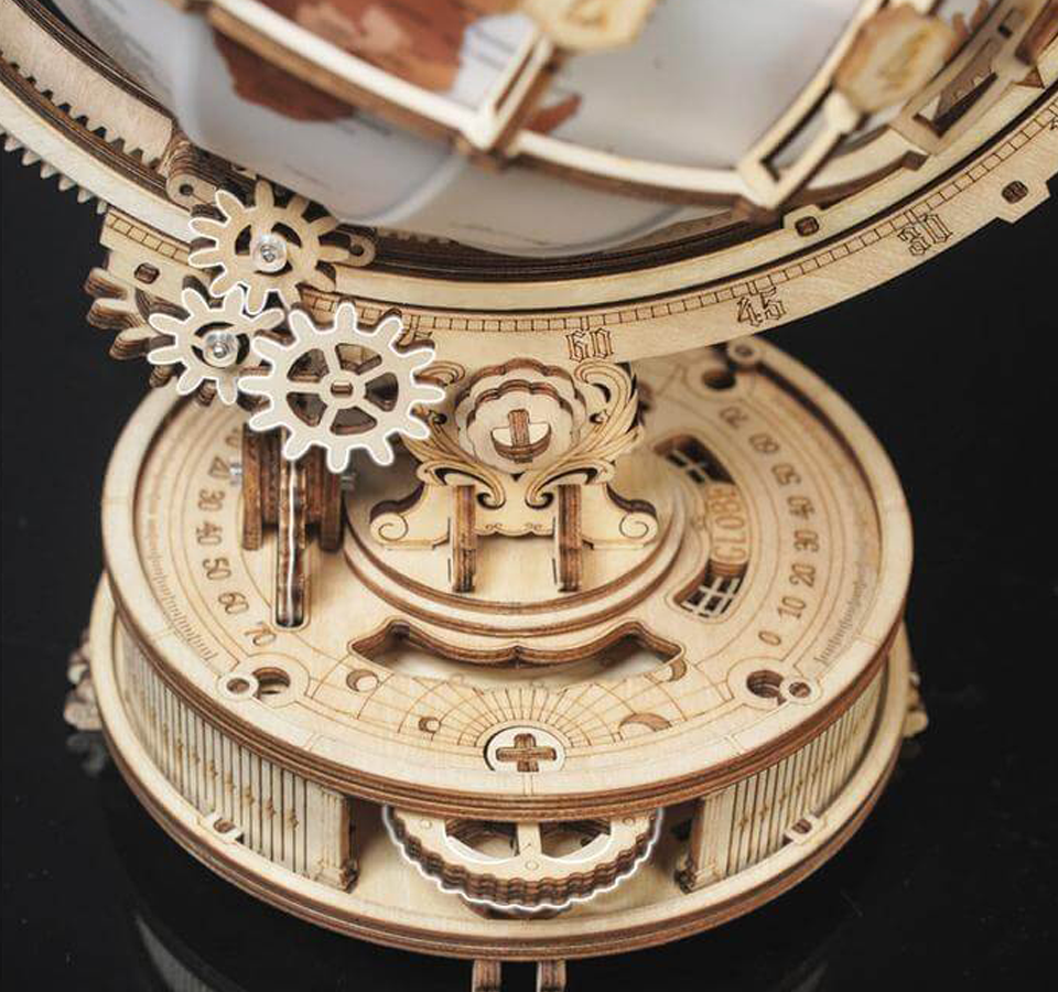 Close-up van het gedetailleerde steampunk ontwerp van de Gloware Globus Luminous, met metalen tandwielen en een elegant mechanisch basisontwerp.