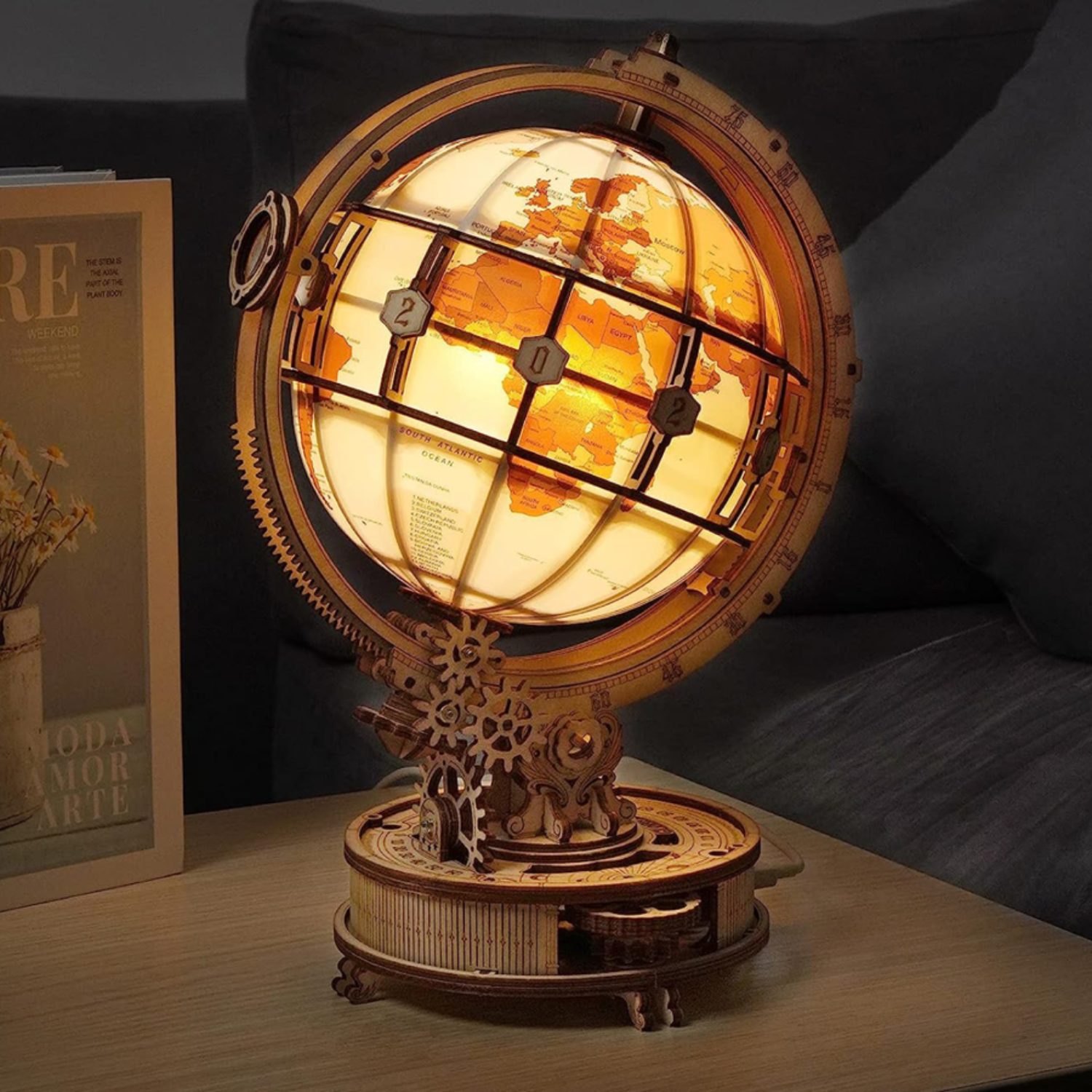 Gloware Globus Luminous met een steampunk ontwerp, verlicht van binnenuit, toont de wereldkaart en creëert een inspirerende sfeer.