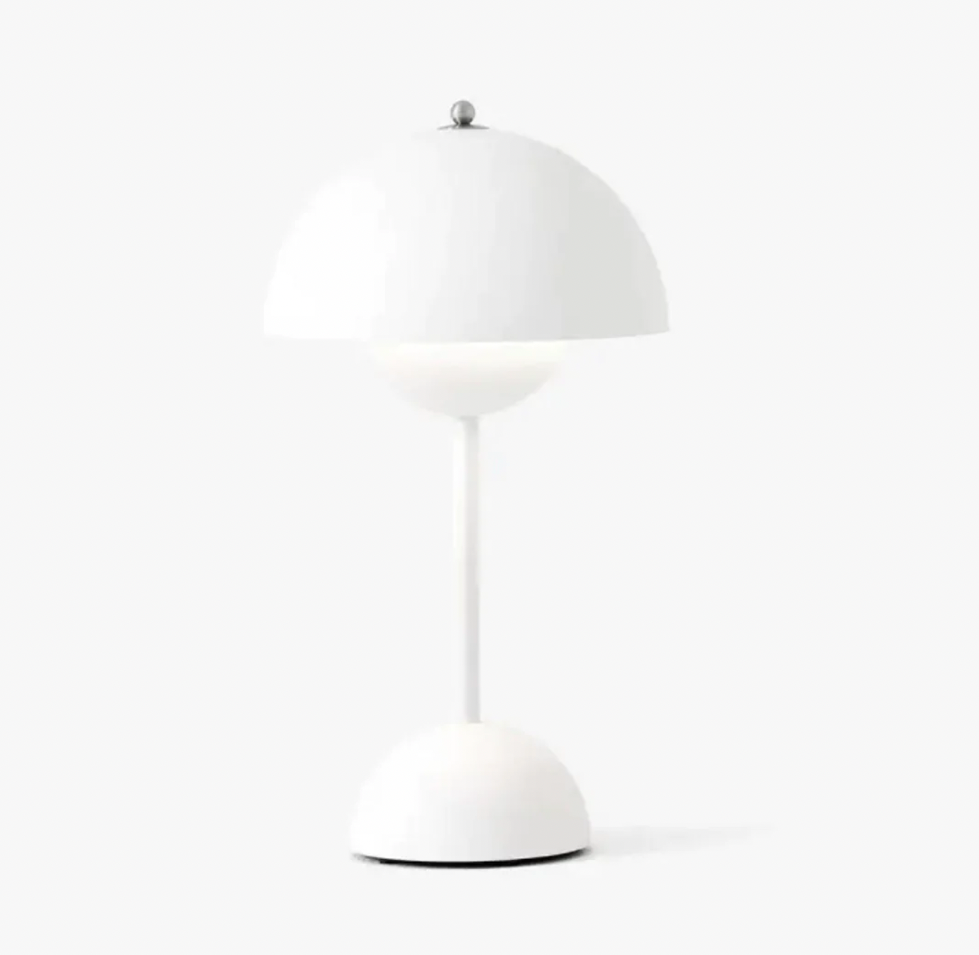 Een dimmbare tafellamp van Glowspark met een elegante, witte bolvormige kap en een slanke witte standaard. De lamp maakt gebruik van slimme technologie voor een moderne en functionele verlichtingsoplossing.