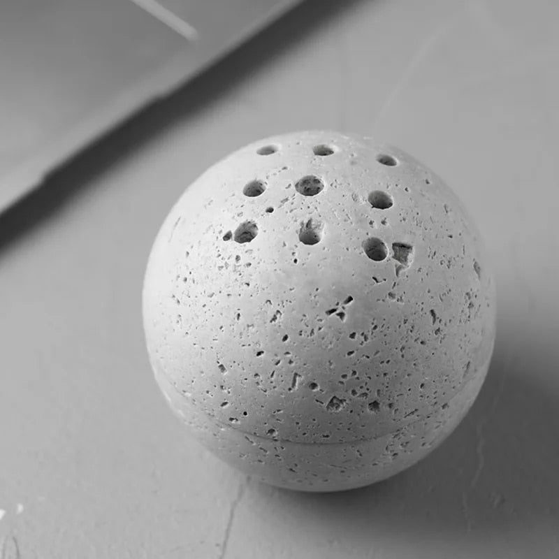 Grazia wierookhouder met rustgevend ontwerp, gemaakt van steen met een ronde vorm en meerdere gaten voor wierookstokjes. Het minimalistische en natuurlijke design past perfect in elke ruimte voor een kalmerende sfeer.