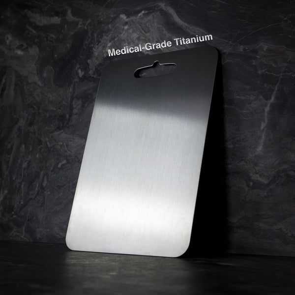 Een duurzame snijplank van medisch titanium, met een strakke en moderne uitstraling, ideaal voor dagelijks gebruik in de keuken.