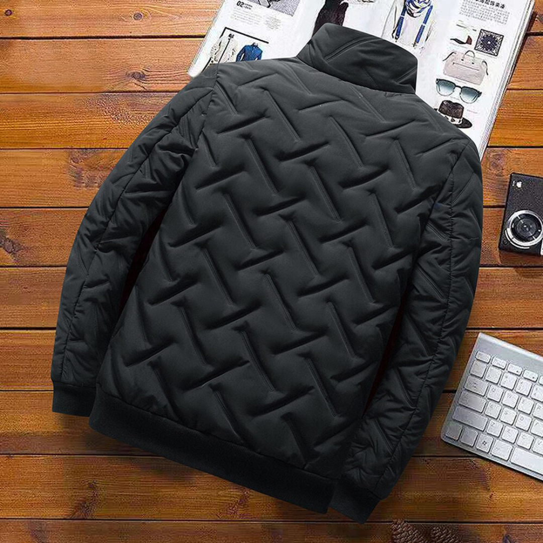 Harris Bomber Winterjas in zwart, achteraanzicht. De gewatteerde structuur biedt een modern en stijlvol design, perfect voor heren tijdens koude winterdagen. Comfortabel en trendy met een bomber look.