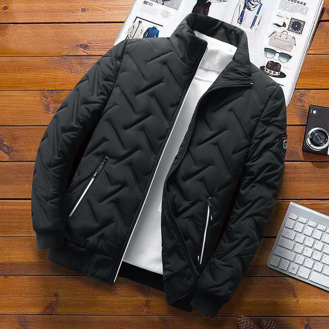 Harris Bomber Winterjas in stijlvol zwart. Deze trendy herenjas combineert comfort en warmte met een modern design. Voorzien van ritszakken en een gewatteerde structuur, ideaal voor koude winterdagen.