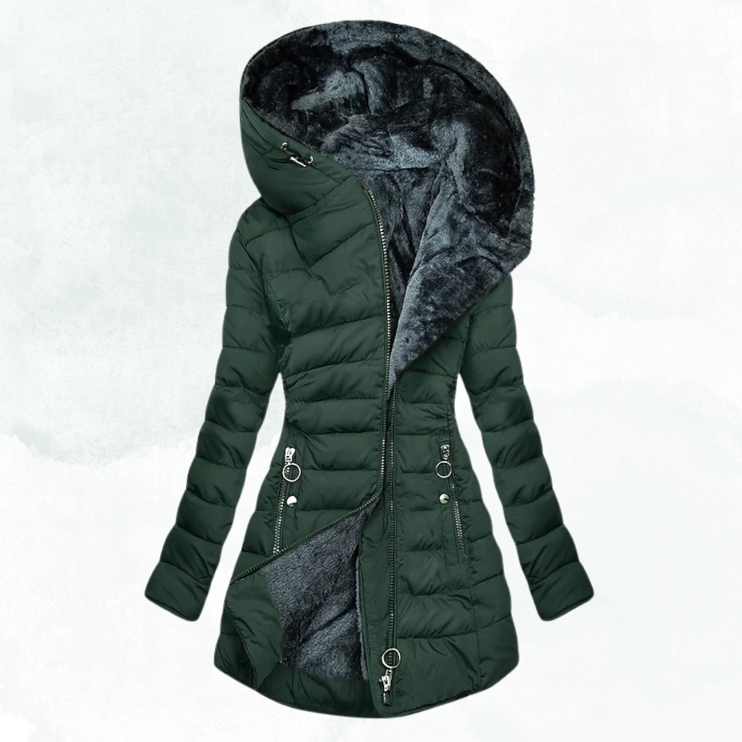 Havenly winterjas in donkergroen met een fluffy binnenvoering, gewatteerde structuur en een capuchon, ontworpen voor extra warmte en comfort tijdens koude winterdagen.