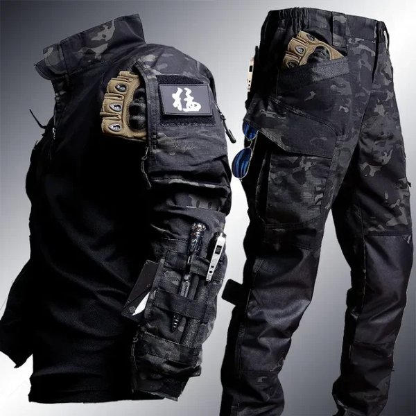 Een zwarte hoodie van Hawkstone, gecombineerd met camouflage broek, beide uitgerust met functionele zakken en een stoere, militaire uitstraling voor een comfortabele en praktische outfit.