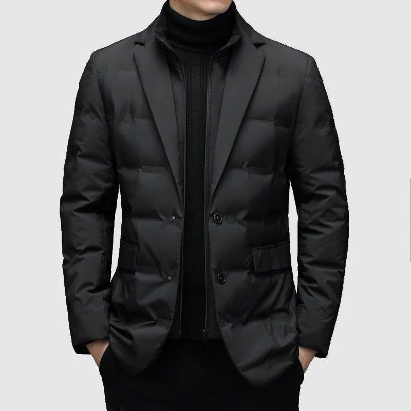 De Hivanova jas, een stijlvolle zwarte jas met een modern gewatteerd ontwerp en winddichte eigenschappen. Perfect voor een elegante en warme uitstraling tijdens koude dagen.