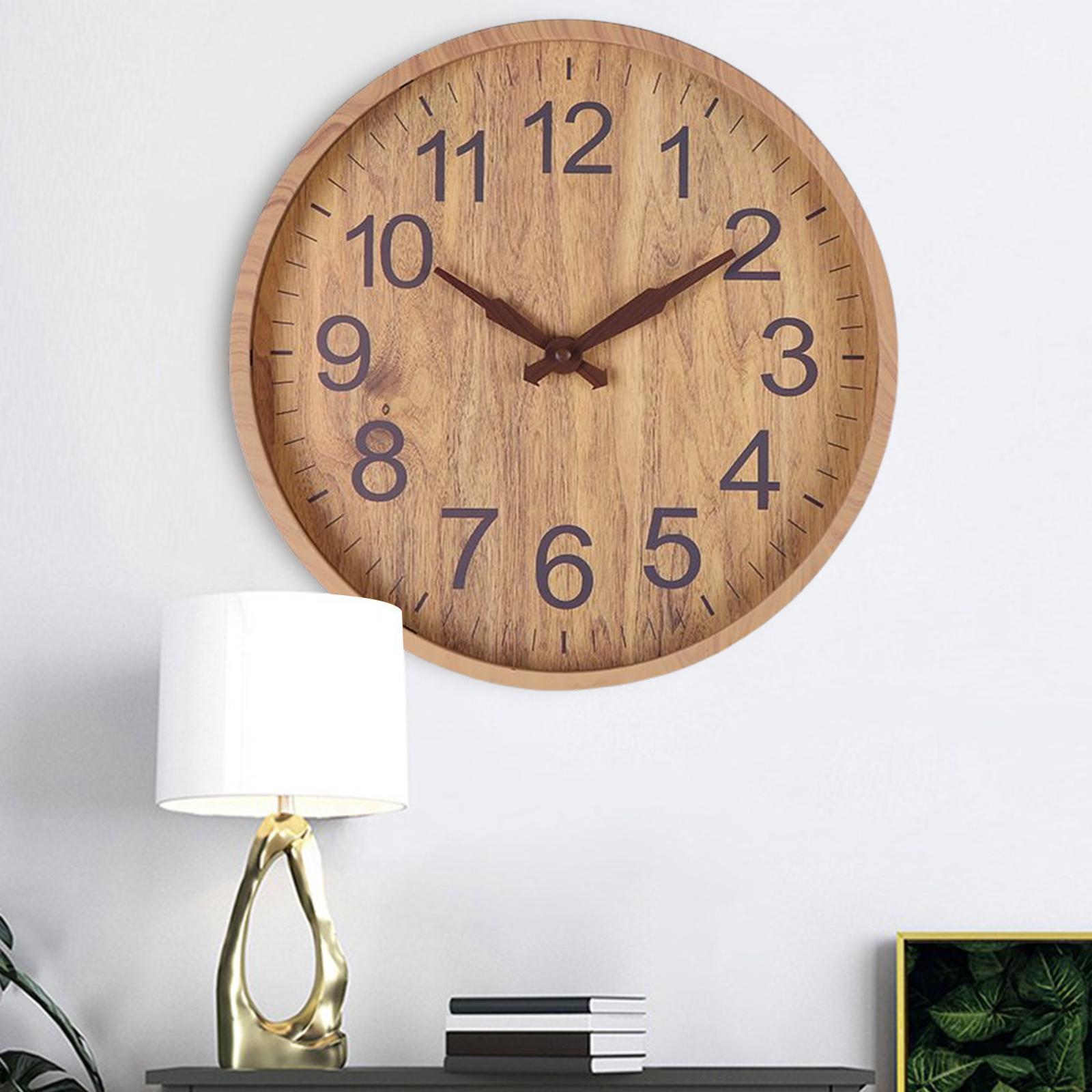 Ivora wandklok met een stijlvol en uniek houten ontwerp. De klok heeft een natuurlijke houtkleur met donkere cijfers en wijzers, wat zorgt voor een rustieke en moderne uitstraling. Perfect voor woonkamers, kantoren of keukens als decoratief en functioneel element.