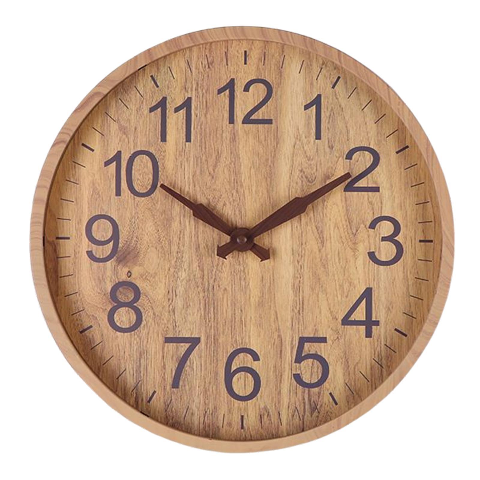 Ivora wandklok met een klassiek houten design en donkere cijfers. De klok heeft een warme, natuurlijke uitstraling die perfect past bij een modern of landelijk interieur. De duidelijke wijzers en grote cijfers zorgen voor een goede leesbaarheid. Ideaal voor de woonkamer, keuken of kantoor.