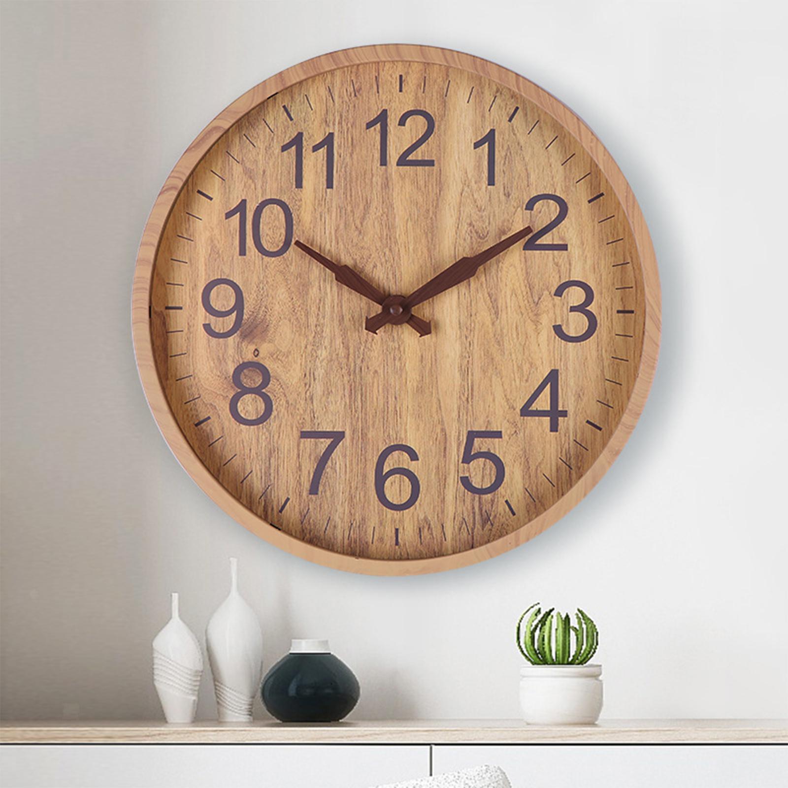 Ivora wandklok met een stijlvol en uniek ontwerp, gemaakt van hout met een natuurlijke afwerking. De klok heeft zwarte cijfers en wijzers, die een rustieke en moderne uitstraling geven. Perfect als decoratief element in de woonkamer of keuken.