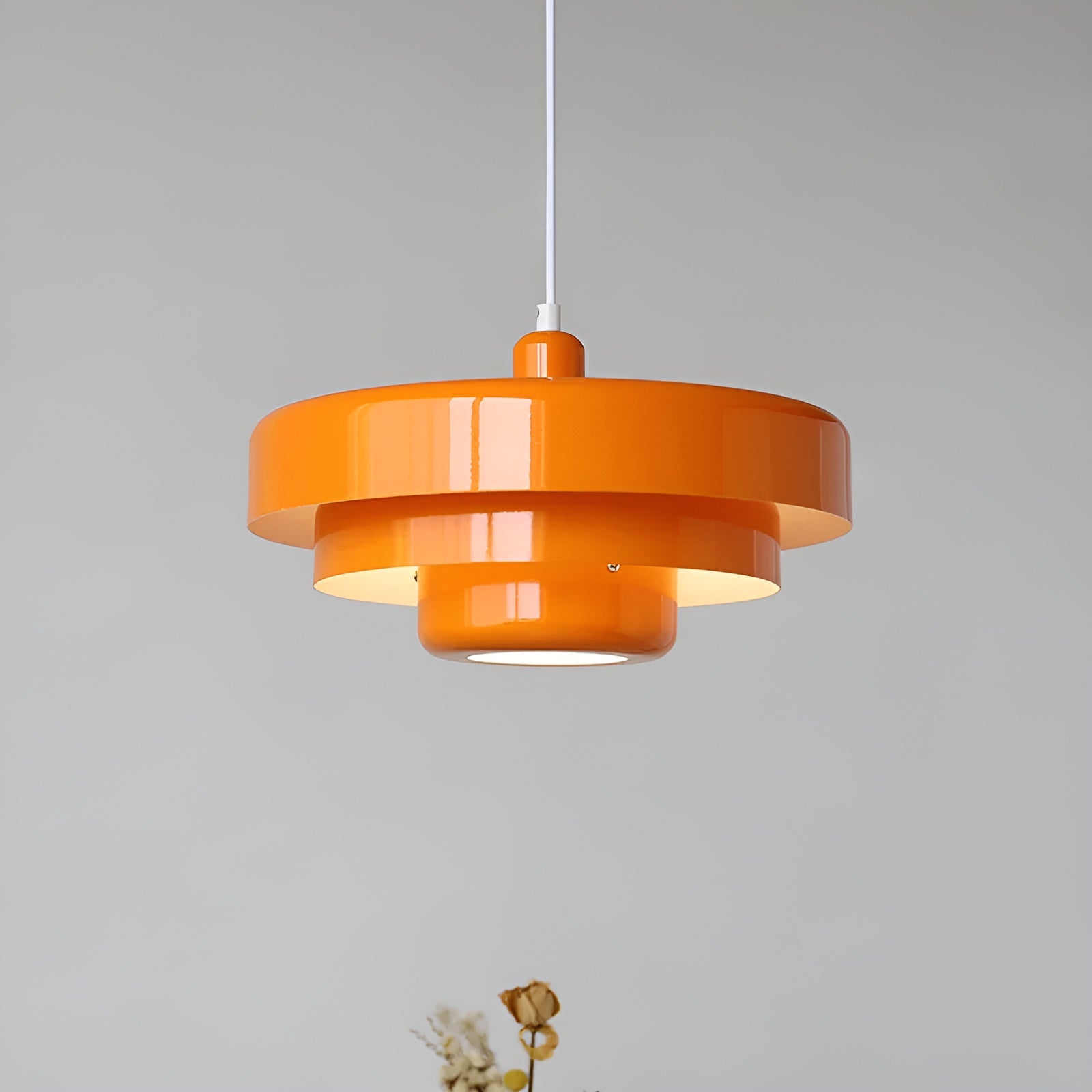 Jelindo oranje vintage hanglamp met een uniek, gestapeld ontwerp, perfect voor het toevoegen van een retro uitstraling aan elk interieur. De lamp biedt een warme verlichting en een opvallend design.