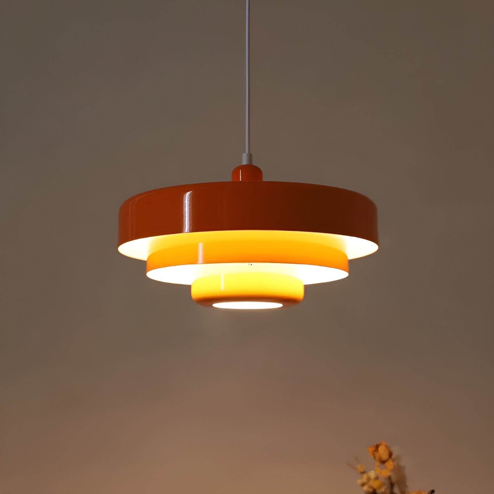 Jelindo vintage hanglamp in warme oranje en gele tinten, met een gestapeld ontwerp dat een retro uitstraling geeft. De lamp zorgt voor zachte verlichting en een opvallende sfeer in elke kamer.