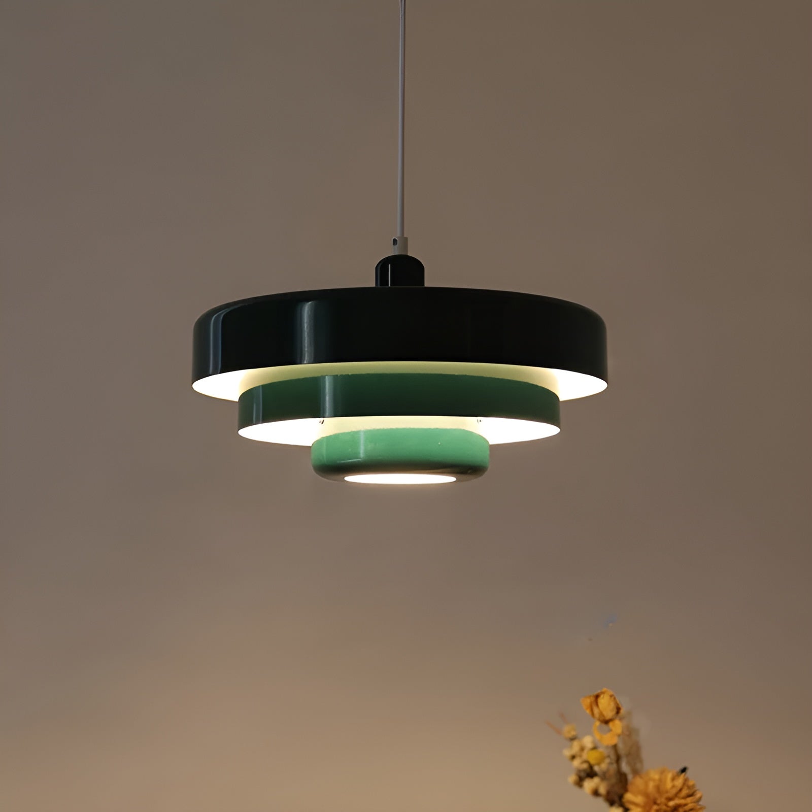 Jelindo vintage hanglamp in groene en witte tinten, met een modern retro gestapeld ontwerp dat een subtiele sfeer in elke ruimte creëert. De lamp biedt zachte verlichting voor een stijlvolle uitstraling.