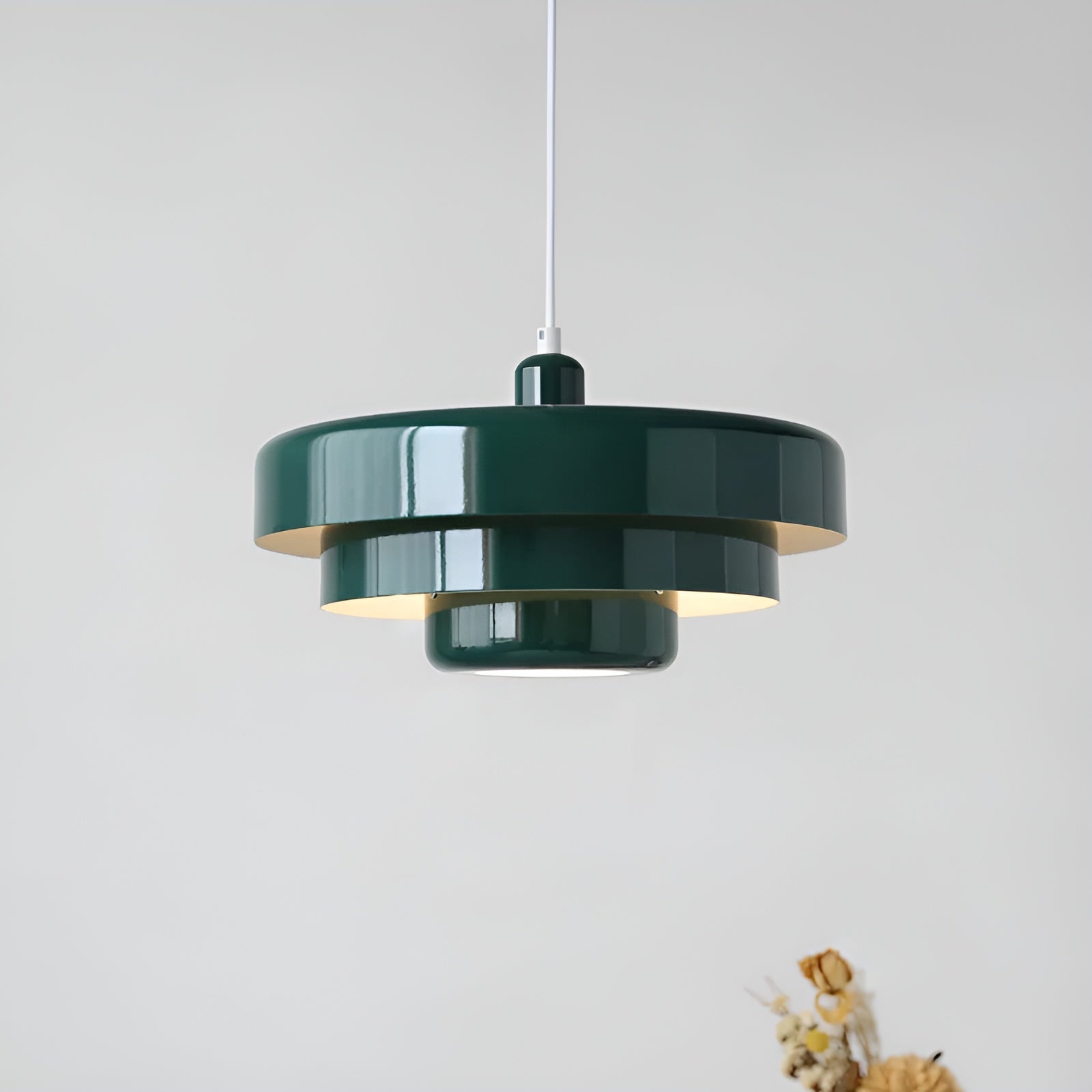 Jelindo vintage hanglamp in diep groene kleur met een gestapeld ontwerp dat moderne retro charme toevoegt aan elke kamer. De lamp biedt sfeervolle verlichting met een eigentijdse uitstraling.