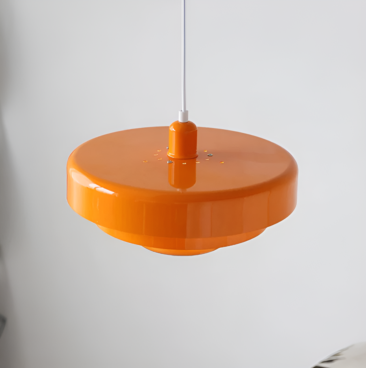 Jelindo vintage oranje hanglamp met een strak, minimalistisch ontwerp dat een retro sfeer toevoegt aan elke kamer. De lamp biedt warme verlichting en een stijlvolle uitstraling.