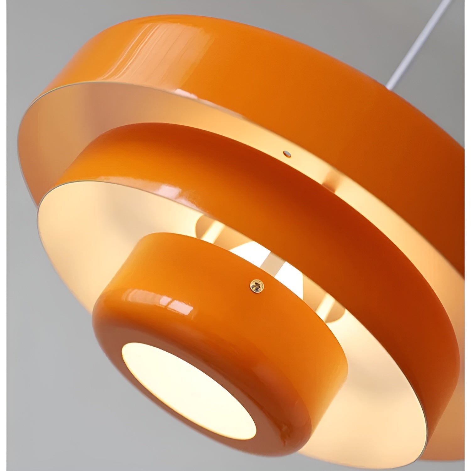 Jelindo vintage oranje hanglamp met een modern retro ontwerp, featuring gestapelde metalen schalen die warm licht verspreiden voor een sfeervolle uitstraling.