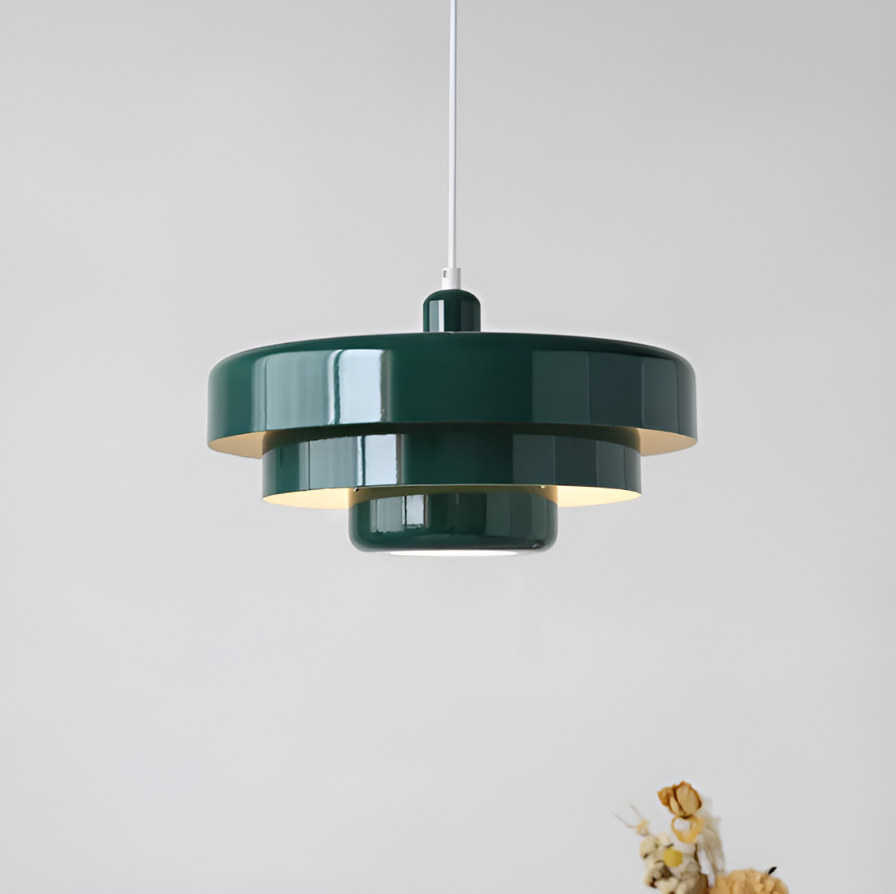 Jelindo groene vintage hanglamp met een gestapeld ontwerp, gemaakt van glanzend metaal en voorzien van een warme verlichting die een sfeervolle gloed verspreidt.