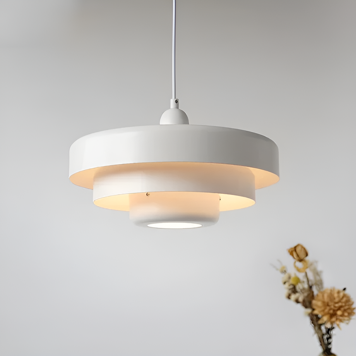 Jelindo witte vintage hanglamp met een gestapeld ontwerp, gemaakt van glanzend metaal en voorzien van warme verlichting die een gezellige sfeer creëert.