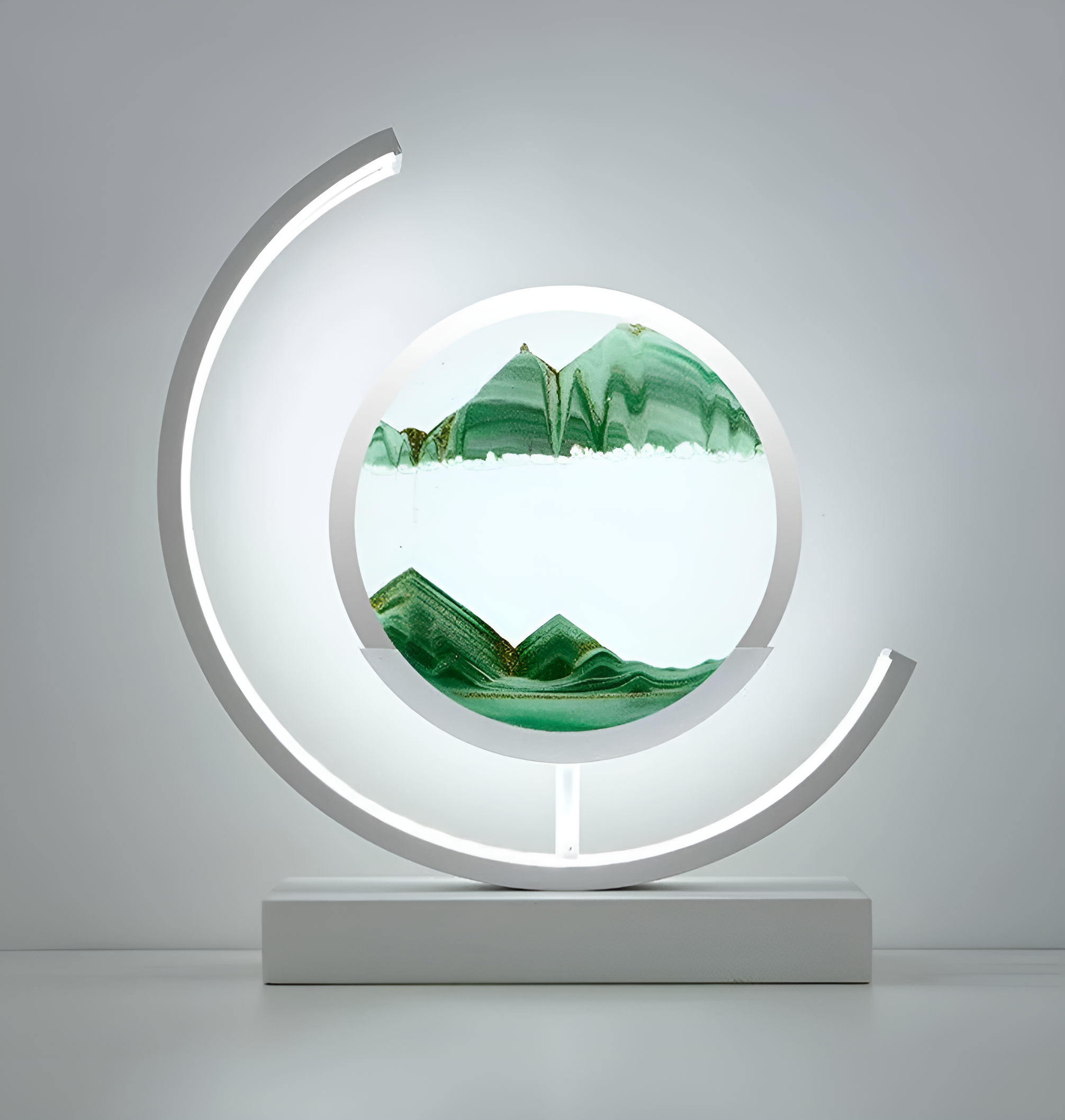 Jolume LED lamp met een stijlvolle groene zandglobe in een modern ontwerp, verlicht door een gebogen lichtsysteem