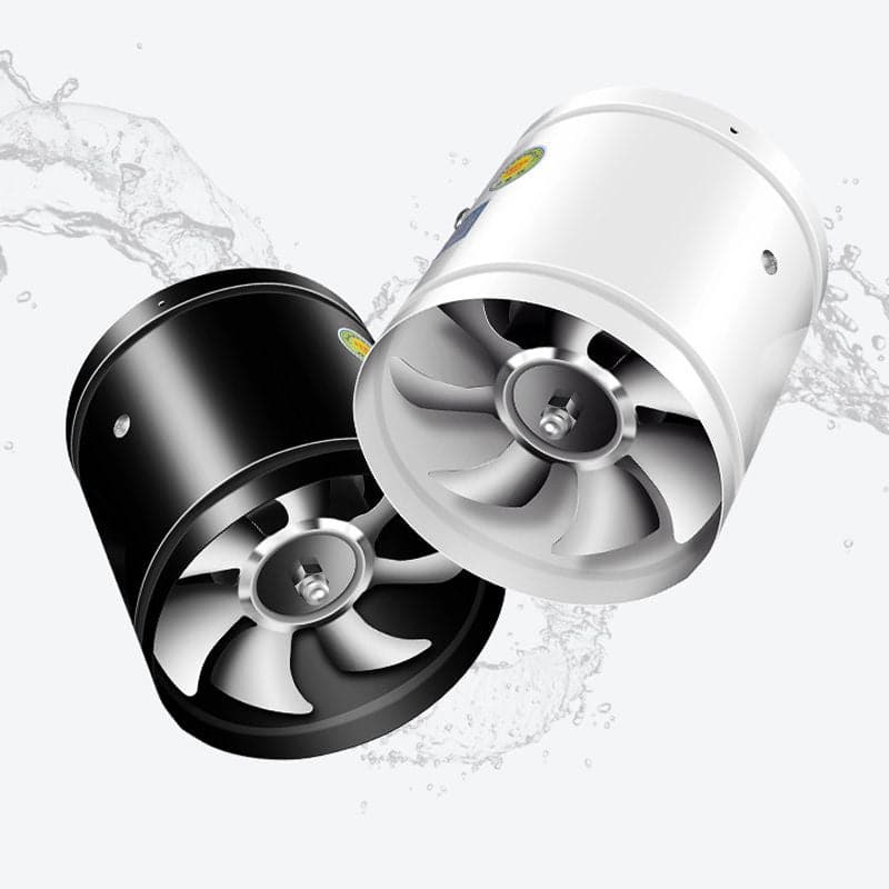Twee krachtige luchtventilatoren, een zwarte en een witte, met een modern ontwerp en aerodynamische ventilatorbladen. Deze ventilatoren zijn ideaal voor efficiënte luchtcirculatie en zijn bestand tegen water. Perfect voor gebruik in verschillende omgevingen.